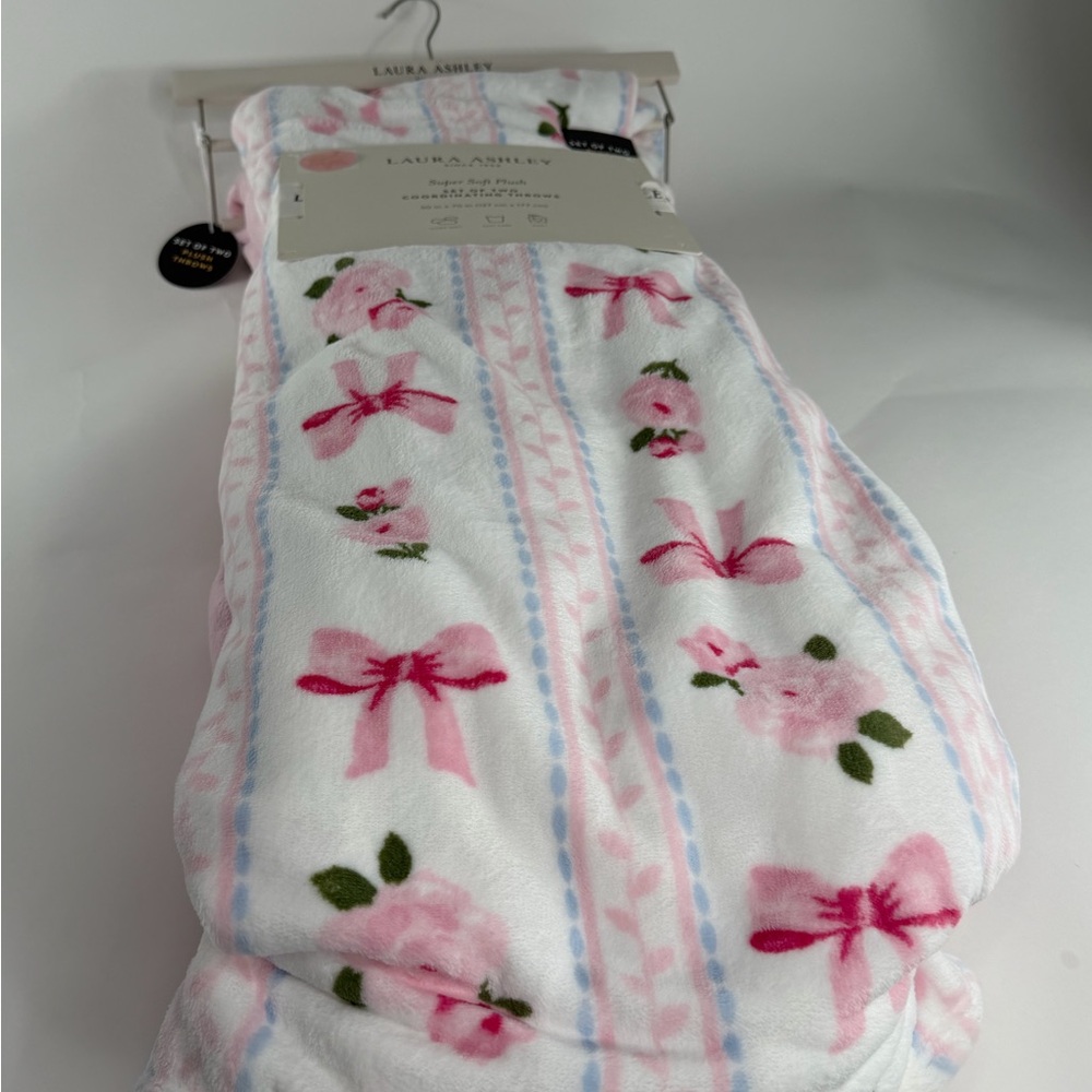 π πΈLaura Ashley Set of TWO Pink Plush Coordinating Throws NWT ~ π BOWS & πΈROSES - Picture 11 of 16